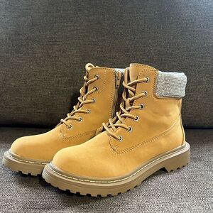New Wild Pair RiiverLace-up Lug Sole Boots Women’s Size 6